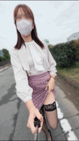 白昼堂々と超車通り多い道路沿いでパンチラ!外階段で恥ずかしいポーズ♡