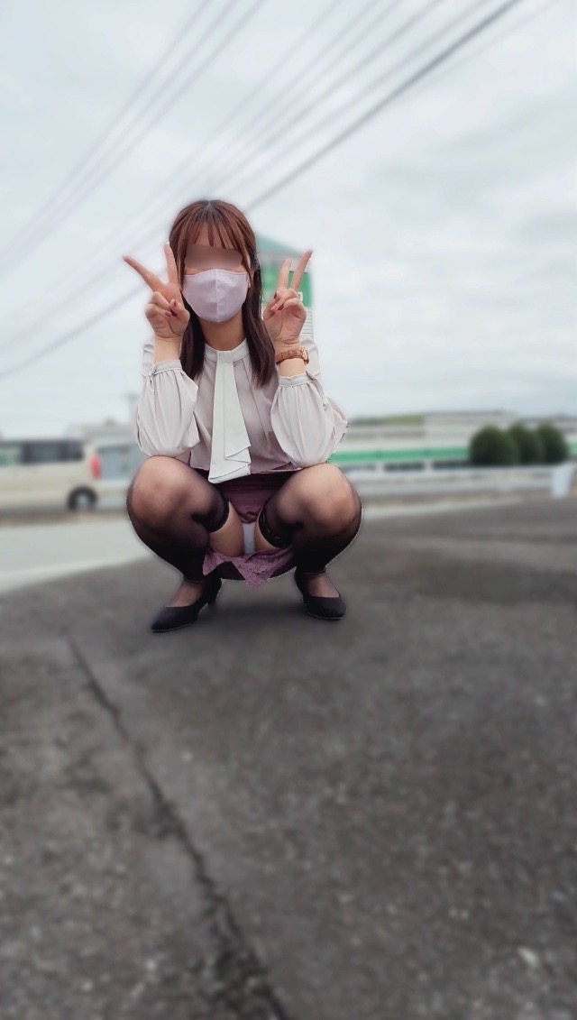 白昼堂々と超車通り多い道路沿いでパンチラ!外階段で恥ずかしいポーズ♡