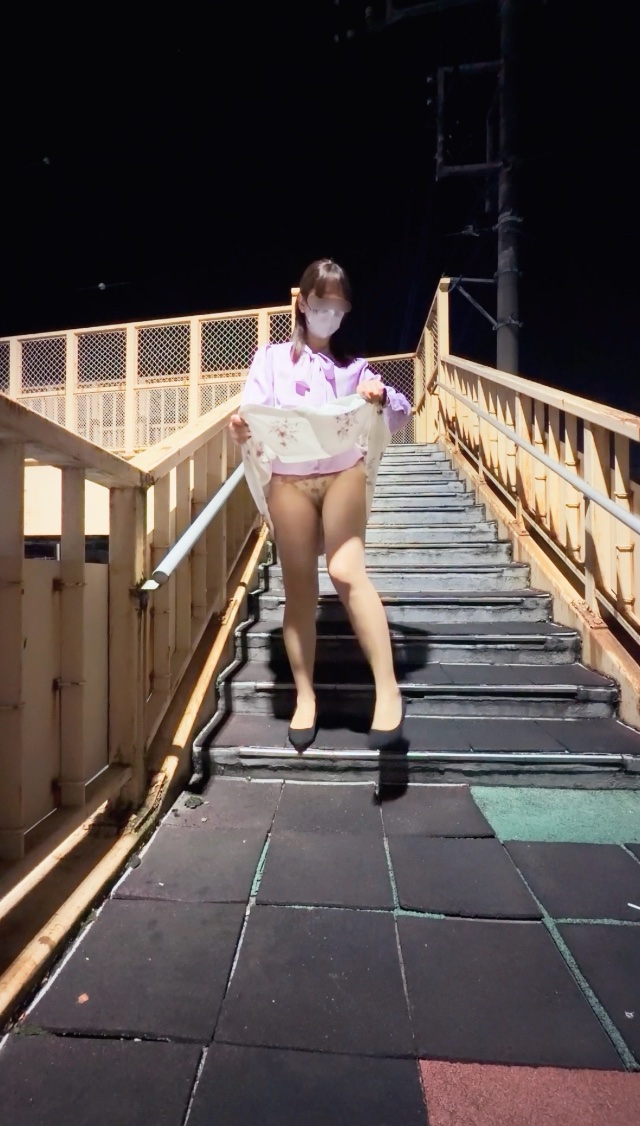 【パンツ見せちゃってごめんなさい!】歩道橋・地下道・駅の駐輪場で♡♡♡