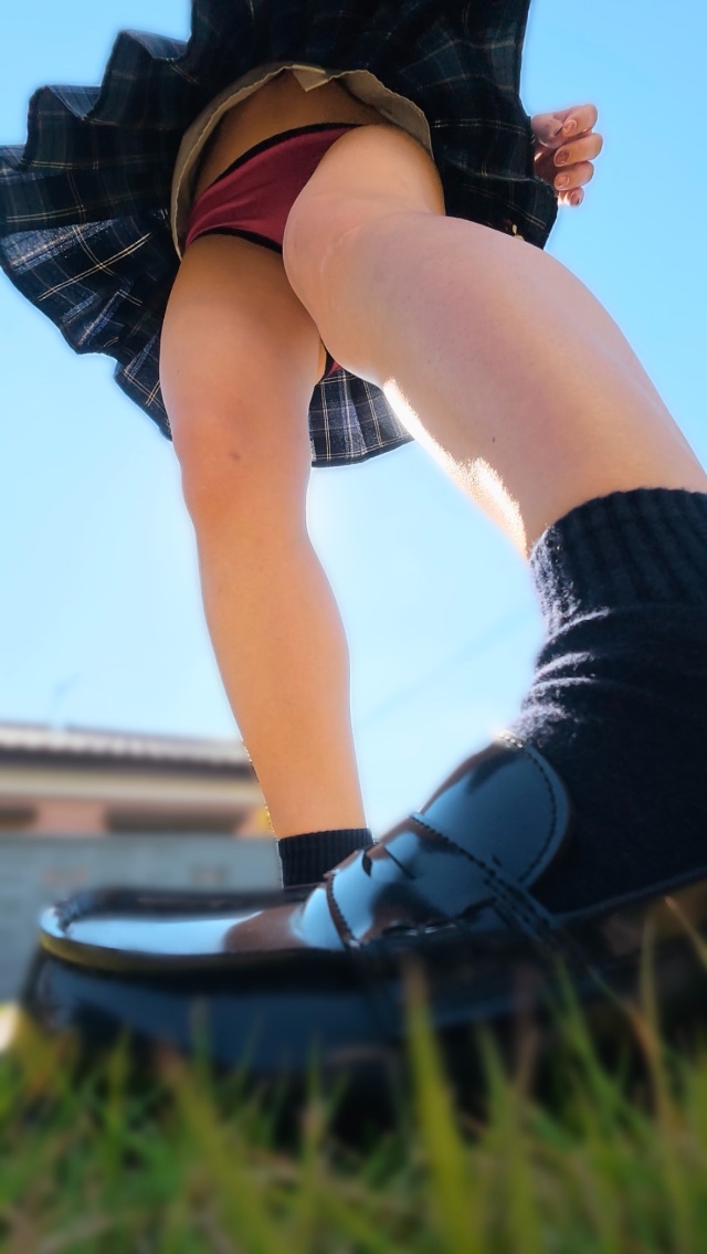 青チェ【風チャレ】ドピンクパンツ丸見えでコスプレ羞恥に拍車がかかるwww