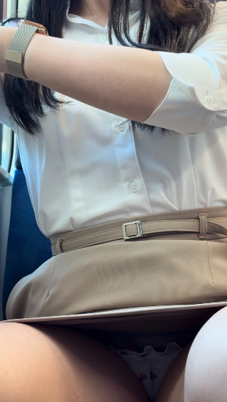 「バレちゃダメなのに…帰りの電車内、ちょっとだけ特別な私。」