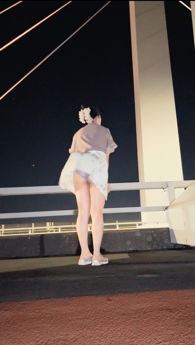 仕事終わりの【橋チャレ】夜風にふかれるヒラヒラ花柄スカート!!