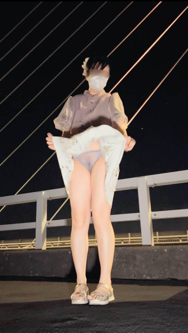 仕事終わりの【橋チャレ】夜風にふかれるヒラヒラ花柄スカート!!