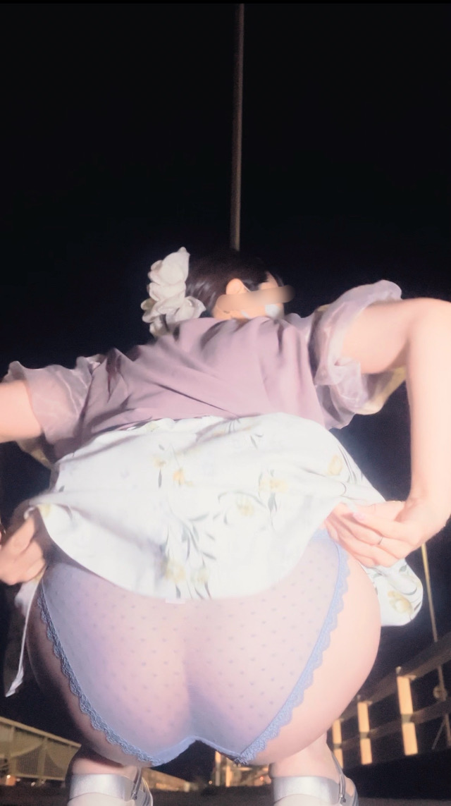 仕事終わりの【橋チャレ】夜風にふかれるヒラヒラ花柄スカート!!