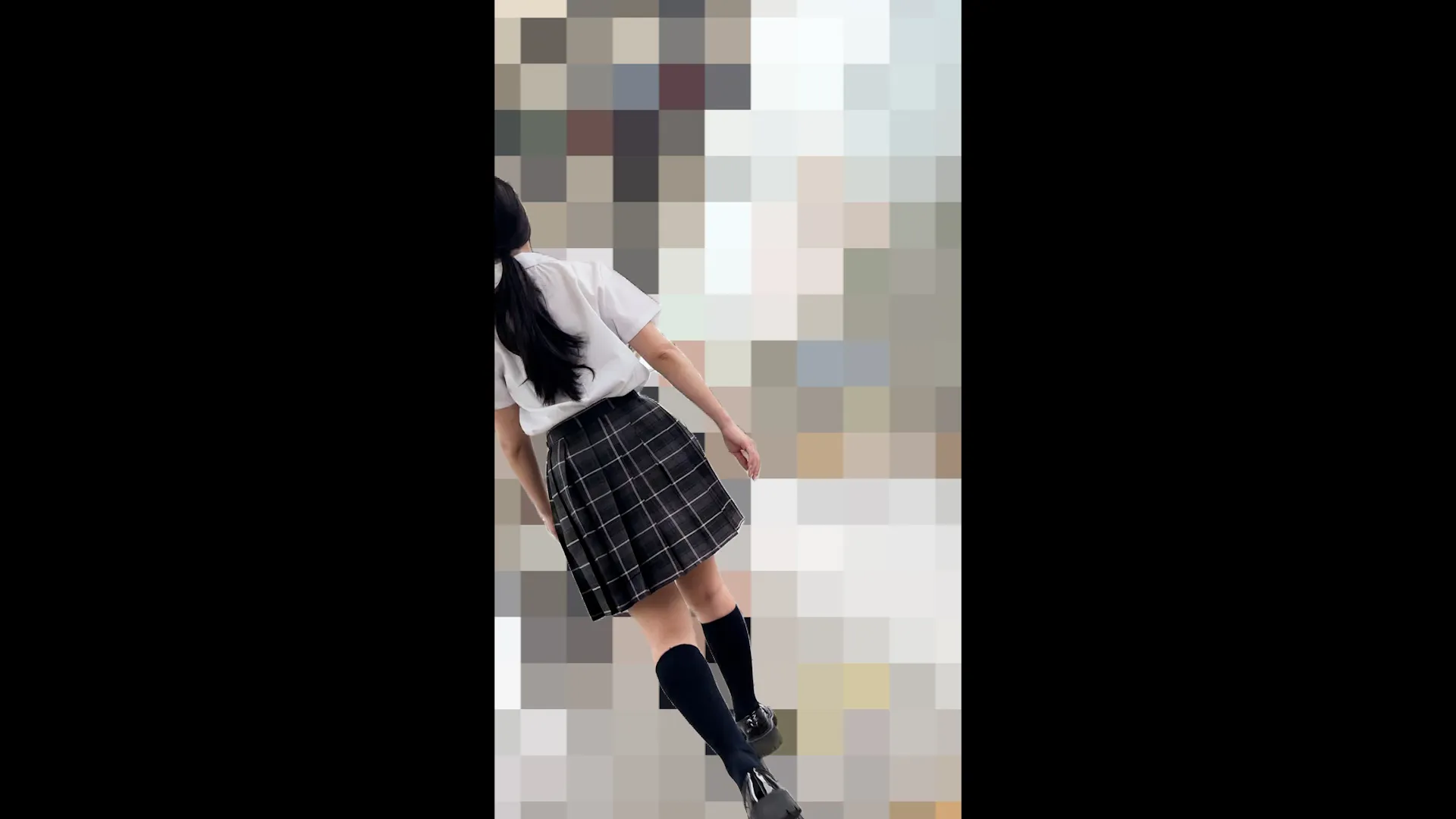 10/15まで980円【追跡9】グレーチェのあどけない顔。尾行して密着成功、シャツ捲り上げ先の主張乳首と薄緑テカテカパンツで鳥肌