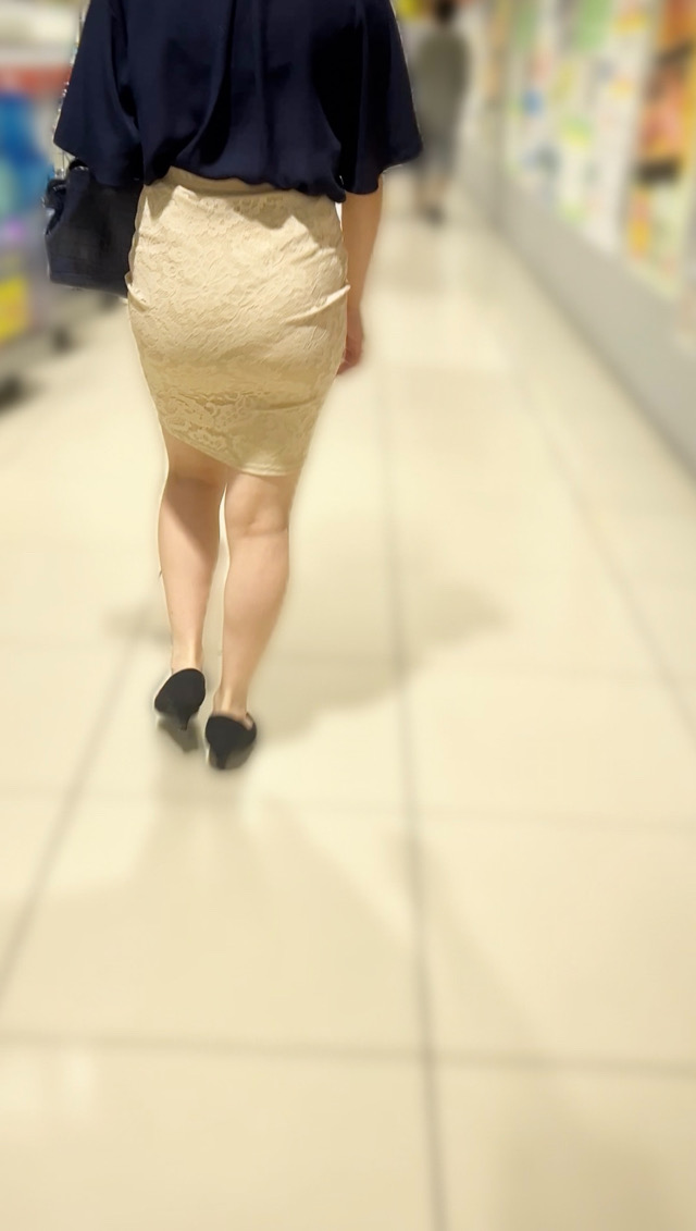 【尻追いかけ】むっちりおしり!!パンティーライン丸見え!!ラッキーぱんちらあり