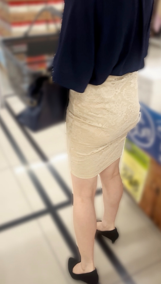 【尻追いかけ】むっちりおしり!!パンティーライン丸見え!!ラッキーぱんちらあり