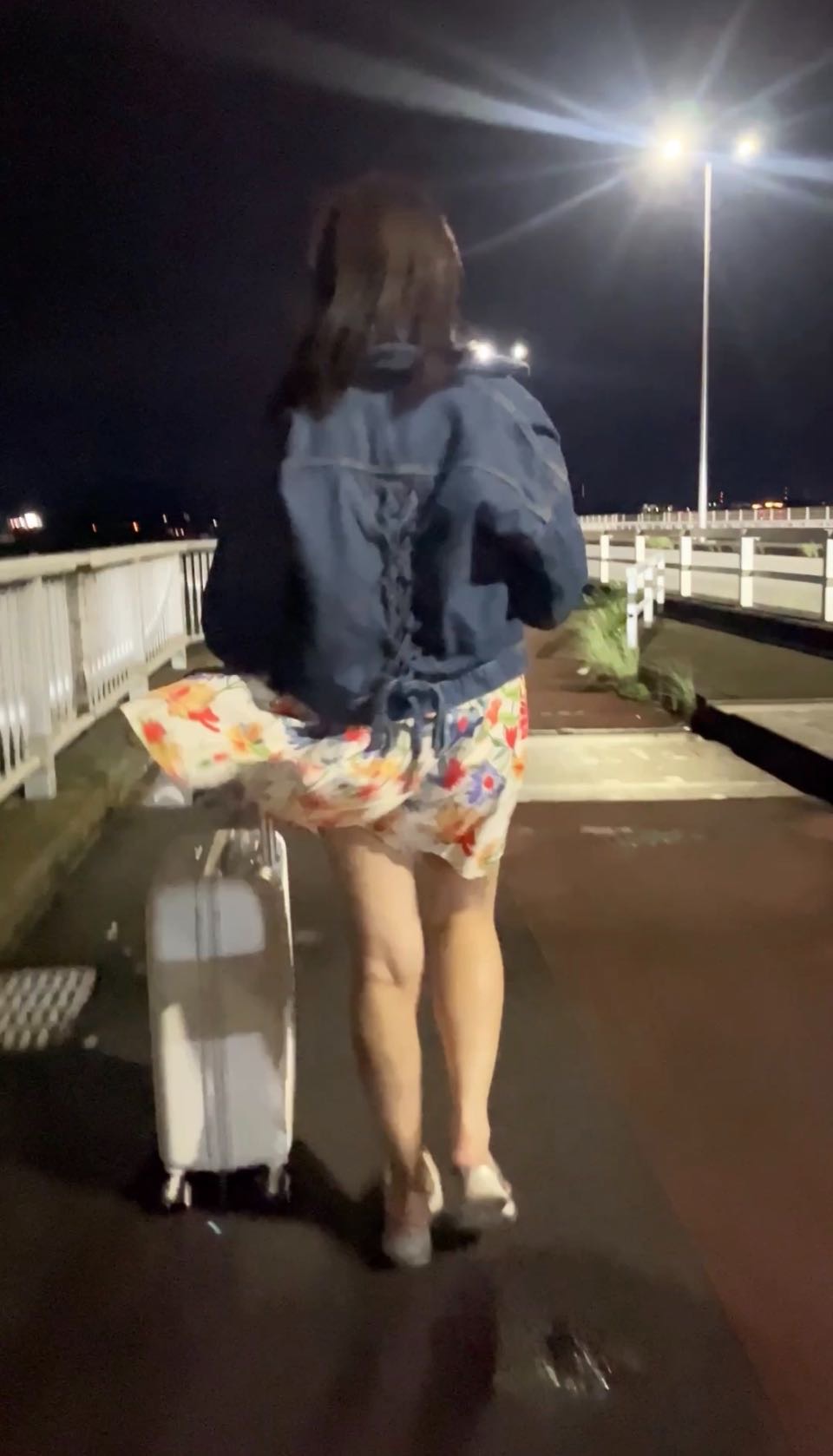 【風チラ】白ミニスカJDインフルエンサー・花柄ワンピ若妻